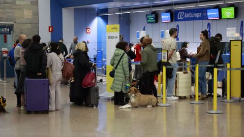 Colas en Alvedro este mi�rcoles por la tarde por los desv�os y cancelaciones a causa del temporal