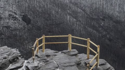 El blanco de la nieve se mezcla estos das con el negro del incendio que este verano quem la mitad de la Serra do Courel. En la foto, el mirador del Alto do Boi