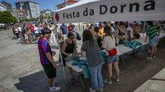 La Cofrad�a da Dorna viste Ribeira de verde con el reparto de la sudadera de la fiesta de este a�o