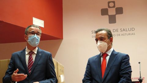 El consejero de Salud, Pablo Fern�ndez Mu�iz, y el director territorial del Banco de Santander para Asturias y Cantabria, Manuel Ram�n Iturbe