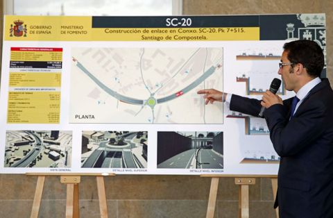 Un t�cnico explicando la obra del t�nel de Conxo, que comienza el pr�ximo lunes. 