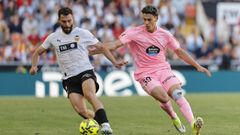 Luis Rioja, con Jones El-Abdellaoui, en el Valencia-Celta del curso pasado.