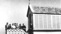 El h�rreo de Xoane. Hace unos 55 o 56 a�os, los Testigos de Carballo y comarca empezaron a reunirse en este h�rreo de Xoane, que poco ha cambiado. Fue el primer lugar de Galicia clandestino. Hace m�s de 30 a�os, una revista de esta congregaci�n destacaba ese salto. En 10 metros cuadrados se congregaban hasta 23 personas.