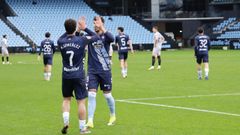 Hugo Gonz�lez y �lvaro Mar�n celebran uno de los goles del Celta Fortuna ante el Avil�s.