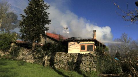 El fuego dej importantes destrozos en una de las dos alas que forman la casa