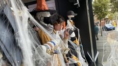 Carmen Paradelo, en el escaparate de Meigallo en O Barco de Valdeorras