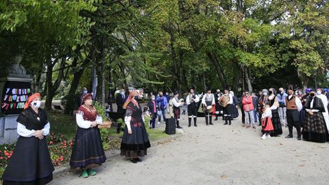 La ofrenda floral a Rosalia de Castro corri� este a�o a cargo de la artista M�nica Alonso