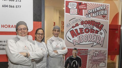 Virginia Scozziero Merlo, Silvia Lujn Guerini y Elena Rodrguez Lamas (en la foto, de izquierda a derecha) junto al cartel de la campaa que estar en vigor hasta antes de Navidad en la clnica Odontologa Integral sin Dolor de Negreira.