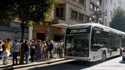 La primera de las seis jornadas de huelga convocadas en TUA, la concesionaria del servicio de autobs urbano de Oviedo