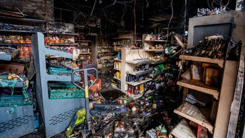 Una tienda de alimentos destruida tras los disturbios en Belfast.