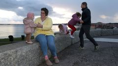 Miriam y Jos Manuel juegan con sus hijas, Julia, la mayor, Flora, la mediana y Miriam, la pequea.