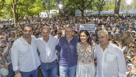 Diego Calvo, Alberto N��ez Feijoo, Alfonso Rueda, Paula Prado y Manuel Taboada fotografi�ndose en la romer�a del PP coru��s en O Pino