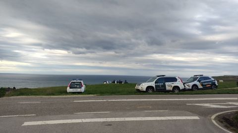 Varios veh�culos y agentes de la Guardia Civil en el entorno del Cabo Pe�as