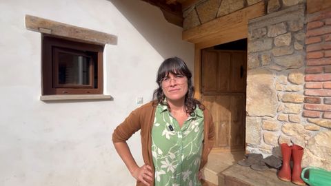 Arantxa junto a su casa
