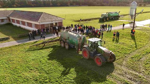 Asistentes a una jornada t&eacute;cnica sobre racionalizaci&oacute;n de uso de pur&iacute;n celebrada en la Granja Gayoso Castro 