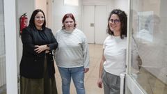 Cada centro de crisis 24 horas cuenta con tres psiclogas, dos trabajadoras sociales, una asesora jurdica y una administrativa. En la imagen, de este viernes, parte del equipo de Ourense: la coordinadora Nuria Gonzlez, Cristina Mantilla y Ftima Fuentes