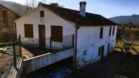 Edificio de diferentes alturas en un estado muy deteriorado, en A Estrada.