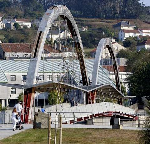 Imagen de archivo del puente peatonal que une los concellos.