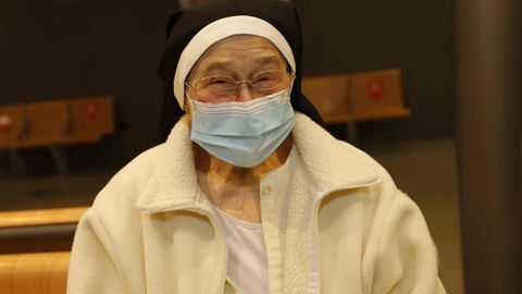 �Si hay que ponerla, se pone, y esperemos que con ella evitemos que venga lo que no queremos�, explic� Concepci�n Hermida Iglesias, m�s conocida como sor Francisca, y que es religiosa del convento de las concepcionistas de Viveiro. Con 86 a�os, este lunes se vacun� del covid-19