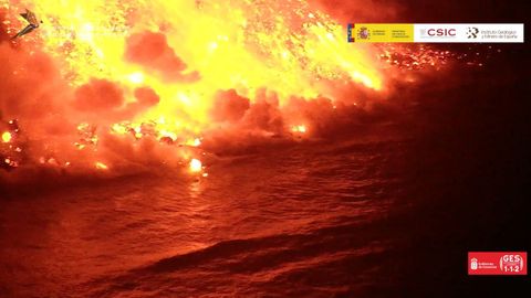 Imagen nocturna captada por el CSIC del choque de la lava contra el mar