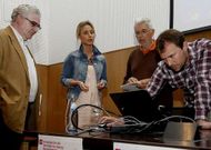 Pedro Figueroa, Mar�a Jos� Andrade, Xo�n Carmona e Ismael Blanco preparan una charla. 