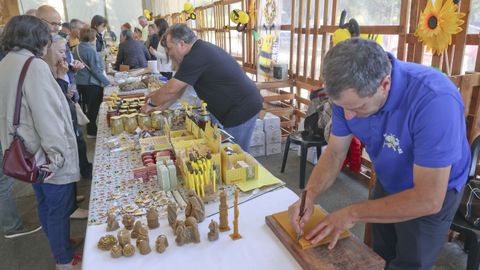 Más participantes con productos de miel y ceras.