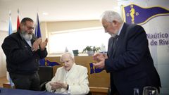 El presidente de la Real Federacin de Vela Gallega, Manuel Villaverde, impone a Ramiro Carregal la medalla de oro de la Federacin