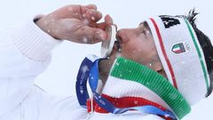 Federico Tomasoni, besa la medalla de plata lograda en los Juegos Ol�mpicos de Mil�n-Cortina d'Ampezzo.
