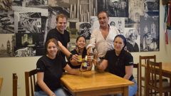 Pepe, de segundo por la derecha, junto a todo el equipo de El Compadre