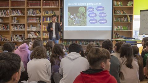 Imaxe dunha das charlas de Jorge Noya sobre como se fai un xornal