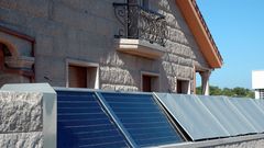 Paneles fotovoltaicos en el exterior de una vivienda unifamiliar