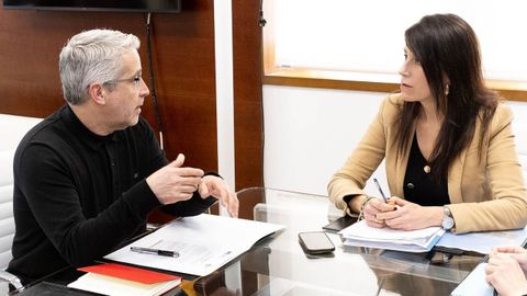 El secretario xeral de la Asociaci�n de Consumidores de Galicia, Miguel L�pez, yla conselleira de Vivenda e Planificaci�n de Infraestruturas, Mar�a Mart�nez Allegue.
