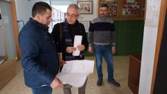 El arquitecto de la consejer�a y director de obra, Julio Vallaure; el constructor Jos� Luis Fern�ndez, de la empresa Construcciones Baluis, y el director del IES P�rez de Ayala, �lvaro Vald�s