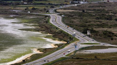 Vista del istmo de A Lanzada con los cuatro carriles de la carretera que comunica O Grove con el resto de la comarca