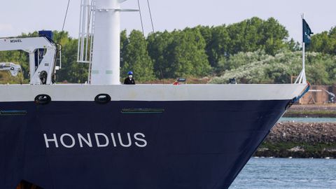 Una persona con mascarilla protectora a bordo del Hondius.