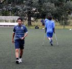 Tom�s, con muletas, durante la sesi�n de ayer. 