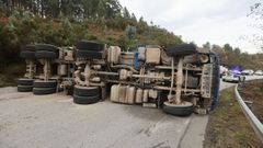 Camin volcado en la carretera que conduce a la cantera de piedra de Xove