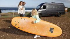 Lu�s Ans�n, padre del peque�o, da clases de surf en la playa de As Furnas, en Porto do Son.