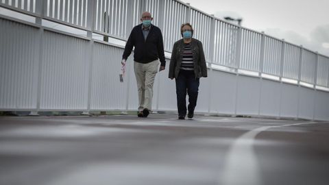 Mayores paseando por A Coru�a esta ma�ana