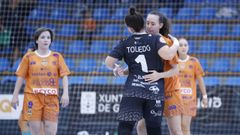 Macarena celebra con la portera Toledo un gol en Vista Alegre ante el Lacturale Orvina