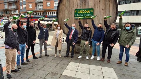Escanciado de sidra en Gascona con motivo de la celebración del Día internacional de la Sidra