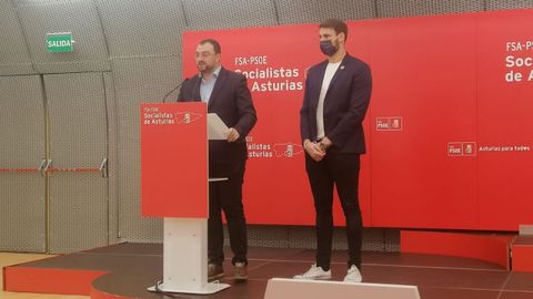 Rueda de prensa del secretario general de la FSA-PSOE y presidente del Principado, Adri�n Barb�n, y el secretario LGTBI de la Comisi�n Ejecutiva Federal del PSOE, V�ctor Guti�rrez