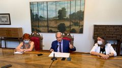 Jos� Tom�, presidente da Deputaci�n, xunto a Maite Ferreiro e Pilar Garc�a Porto.