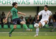 El boirista Pillado (de blanco) despeja la pelota ante un rival en el campo de Vista Alegre. 