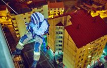 Operaci�n llevada a cabo por los bomberos de Vigo la semana pasada para retirar un nido de un edificio de quince plantas de Coia. 