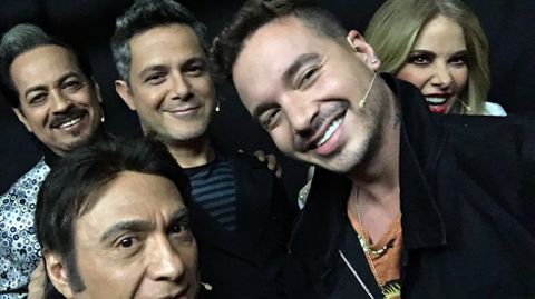 J. Balvin, entre Alejandro Sanz,  y Gloria Trevi