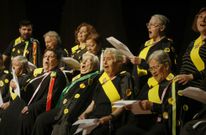 Los mayores de Valga actuaron como anfitriones en el certamen de ayer. 