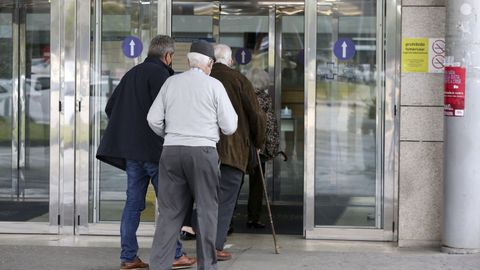 Mayores entrando al Hospital Arquitecto Marcide para la segunda dosis de la vacuna