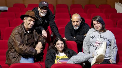 Varios integrantes del colectivo Tarde Piache, ayer por la tarde en la sala de cine de la Escola Laica