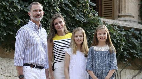 Los Reyes Felipe y Letizia junto a la princesa Leonor  y la infanta Sofa durante el tradicional posado ante los medios grficos hoy en el Palacio de Marivent, con motivo de sus vacaciones en Palma en julio de 2017